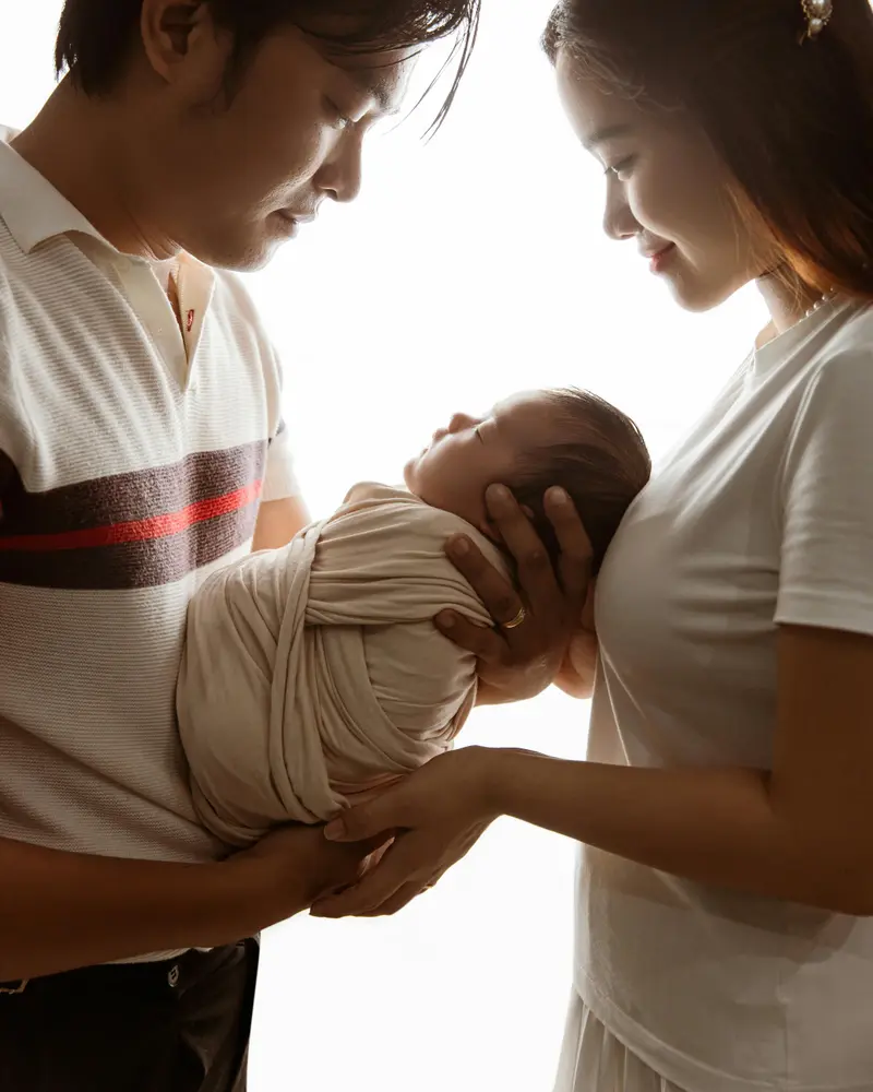 Paar haelt Neugeborenes — Adoption abgeschlossen