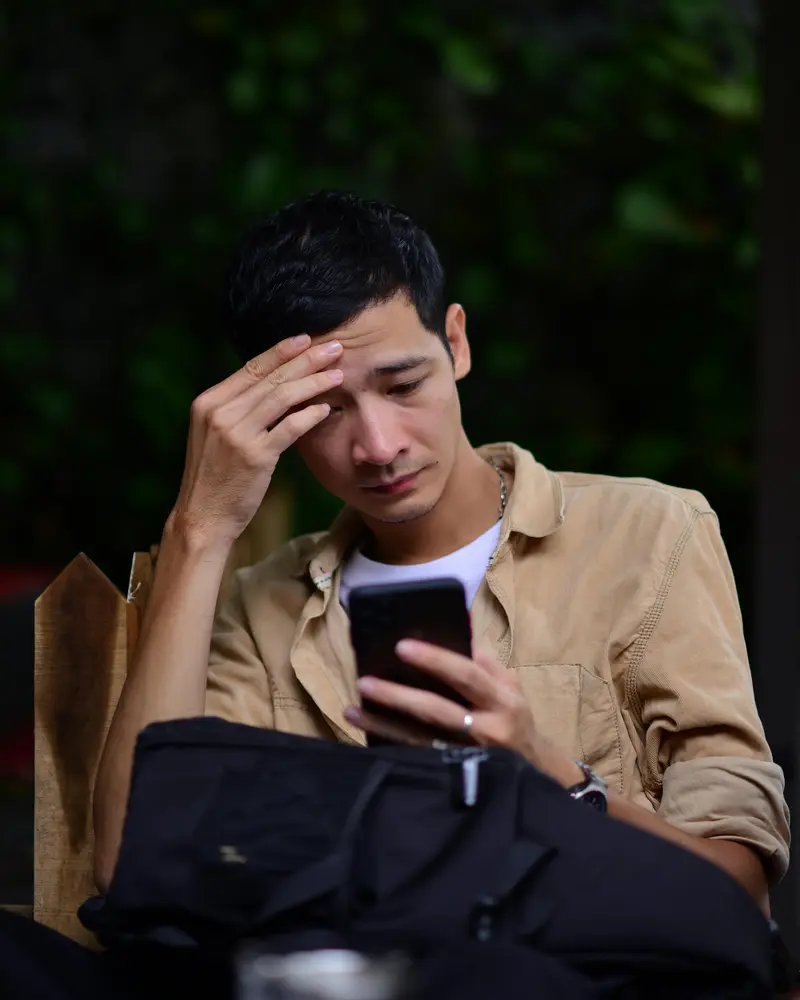 Pessoa verificando problemas com operadora de internet no celular