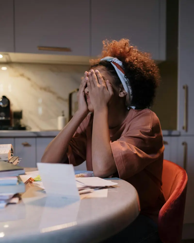 Viklang vyakti kanuni suraksha prapt karta hua