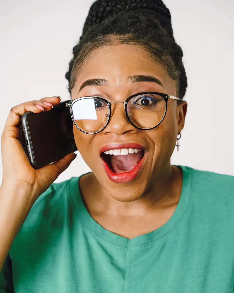 Verbraucherin ist schockiert ueber Online-Betrug oder Maengel