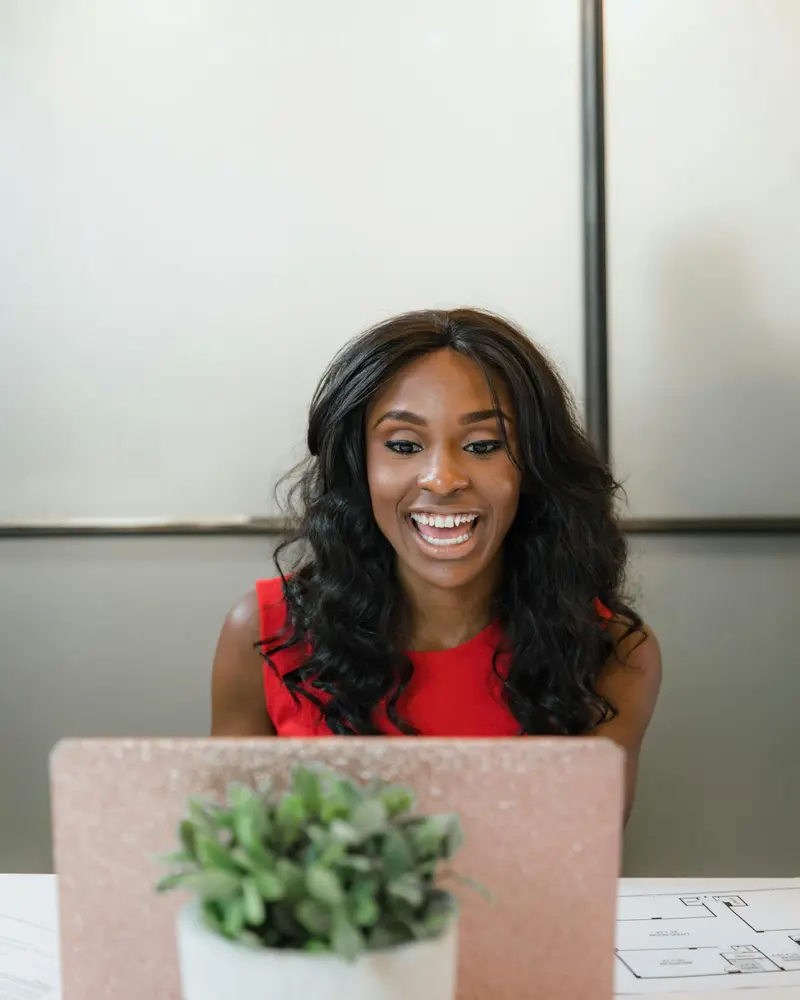 Unternehmerin freut sich nach erfolgreicher GmbH-Gruendung