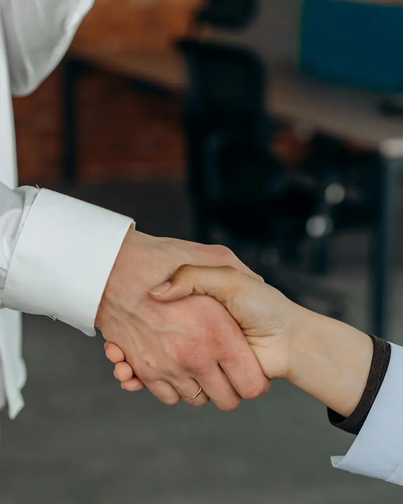 Geschaeftshandschlag mit Ehering — Ehevertrag Vereinbarung