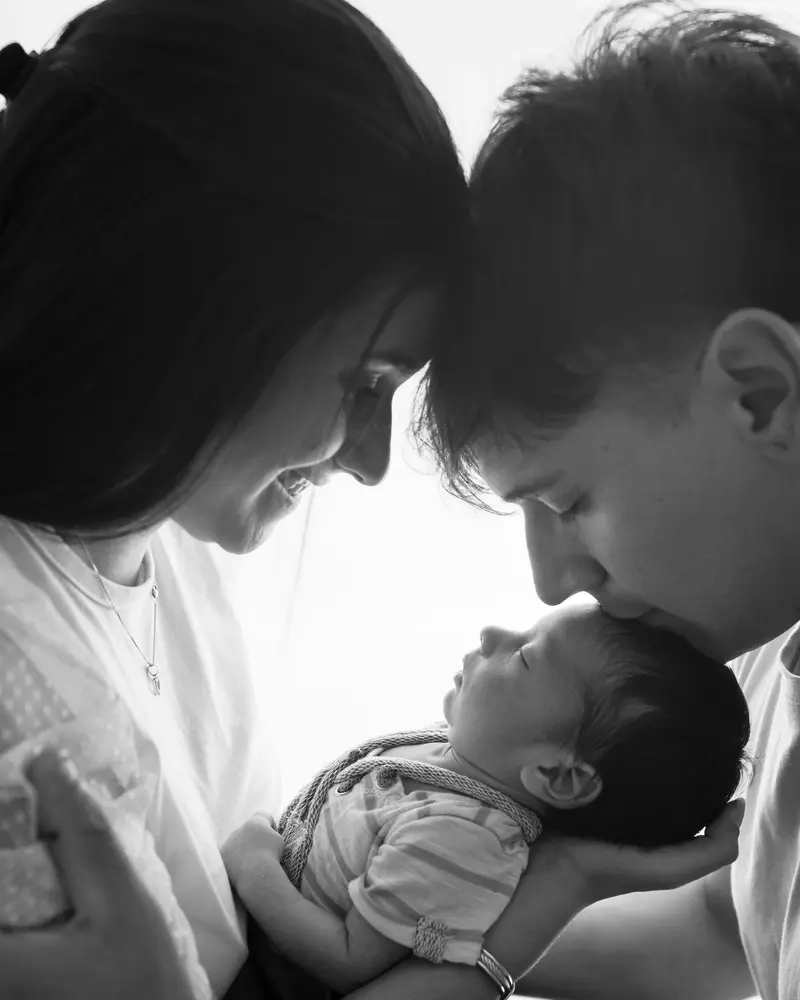 Eltern halten Neugeborenes — Elternzeit und Elterngeld