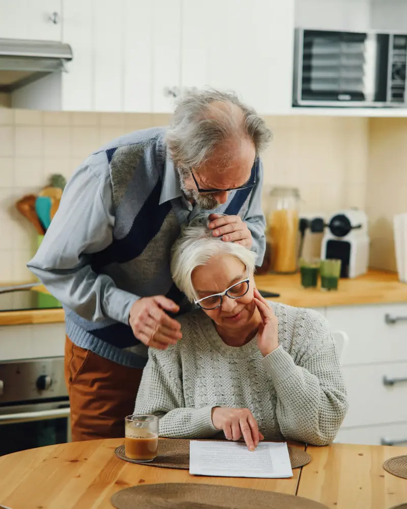 Aelteres Paar bespricht Ehevertrag in der Kueche