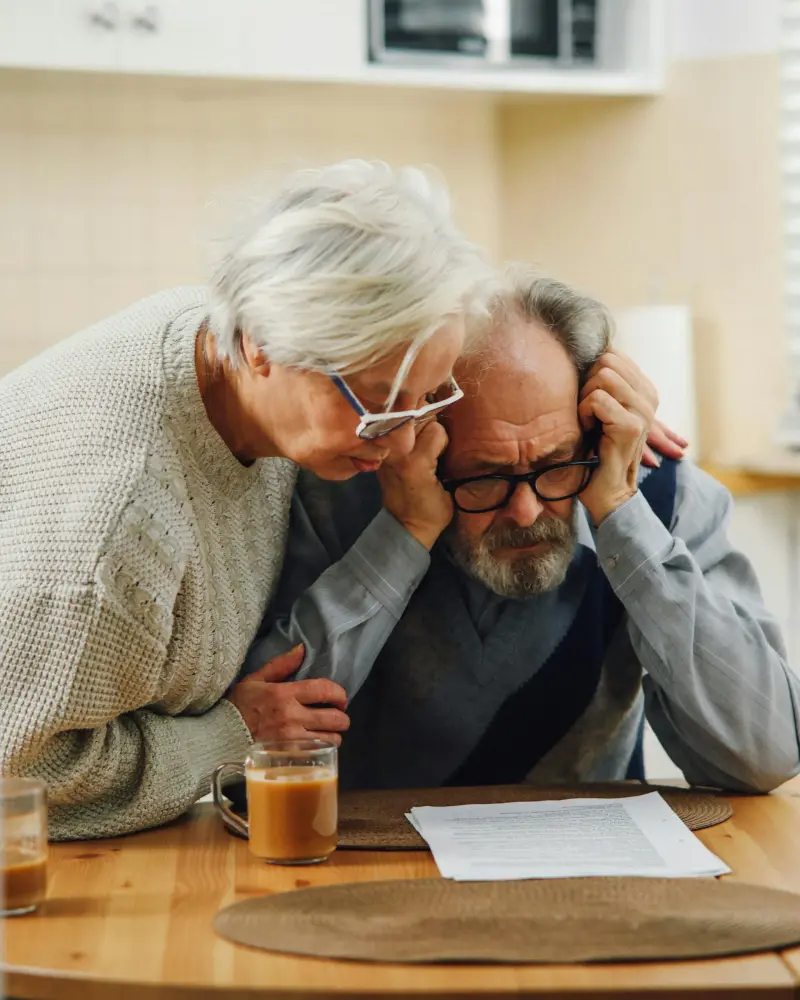 離婚書類を確認するカップル