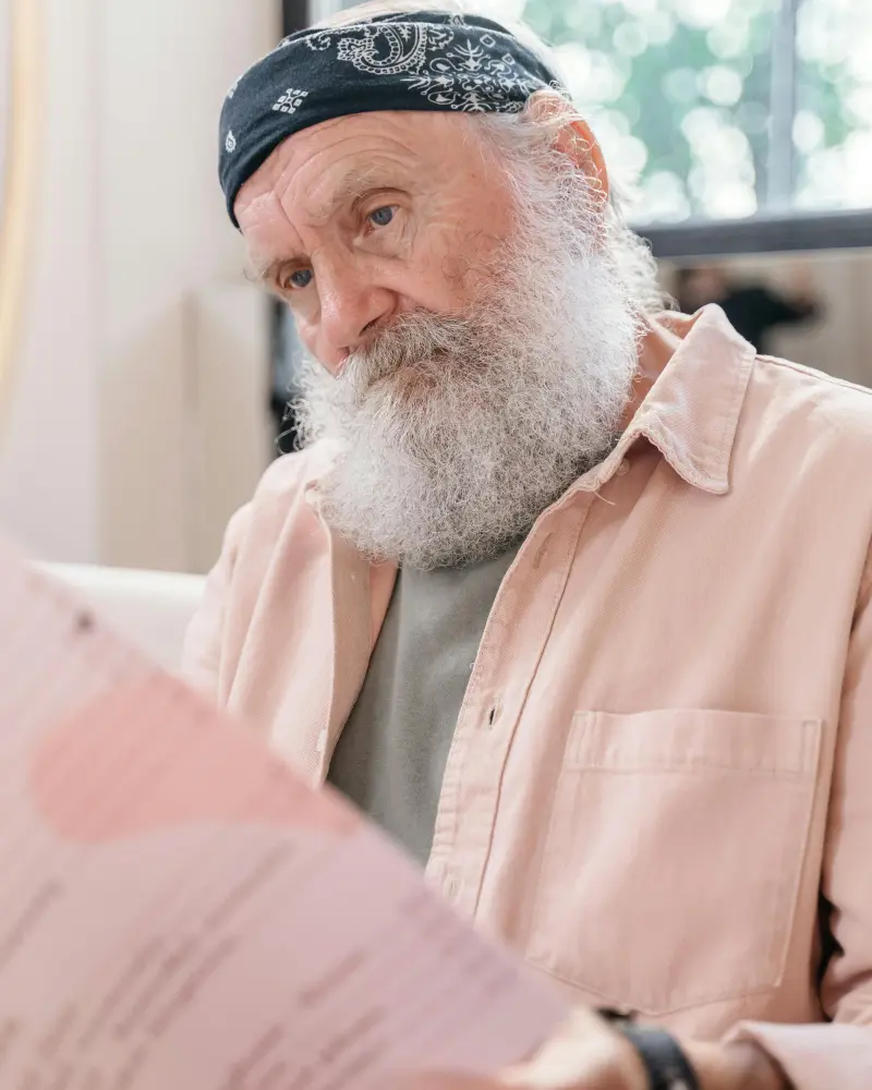 Skadad person som laser om trafikersattning