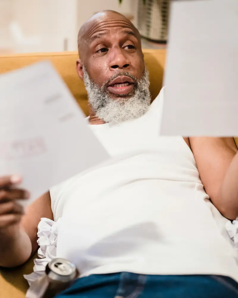 Person som laser om vardnad i Sverige