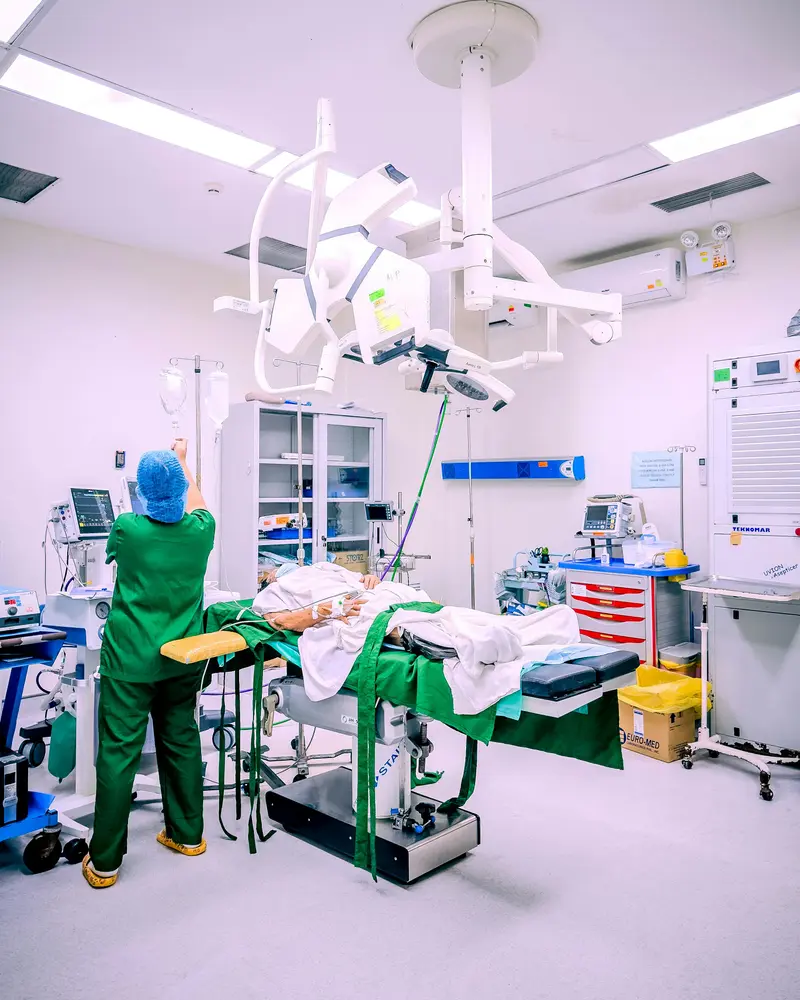 Surgeon in operating theatre representing clinical negligence in the UK NHS