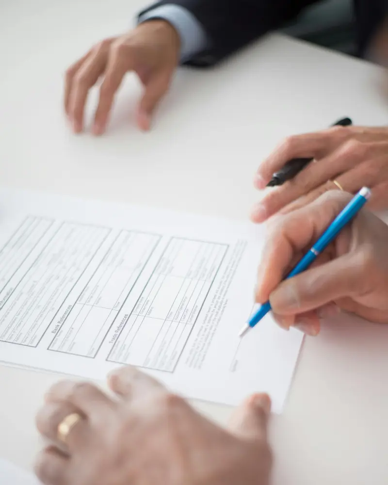 Paar unterzeichnet Heiratsurkunde beim Standesamt