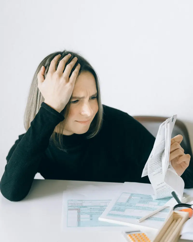 Person prueft Sozialleistungsdokumente