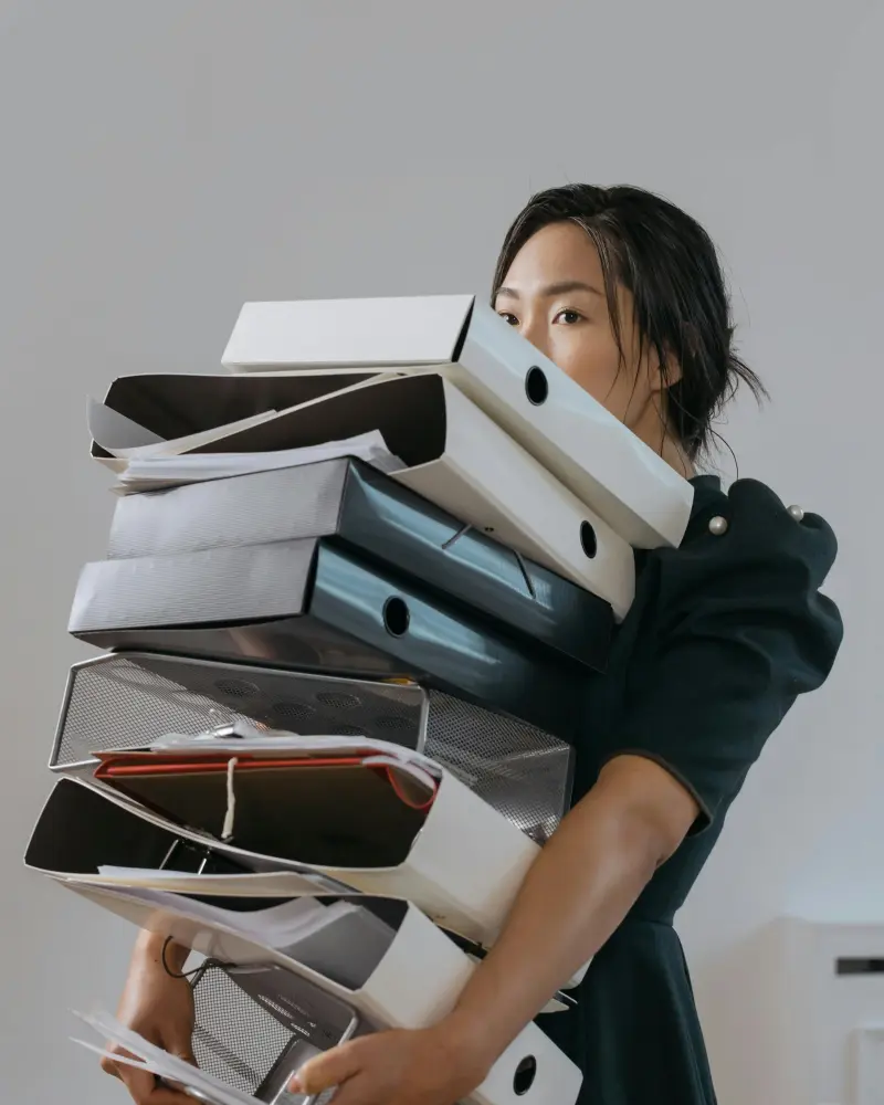 Betriebsrat traegt Unterlagen zur Personalversammlung