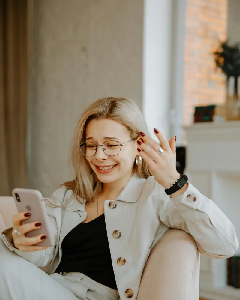 Person freut sich nach erfolgreicher Vereinsgruendung