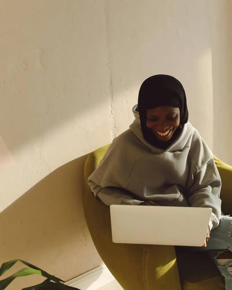 Person recherchiert Asylrecht mit Unterstuetzung