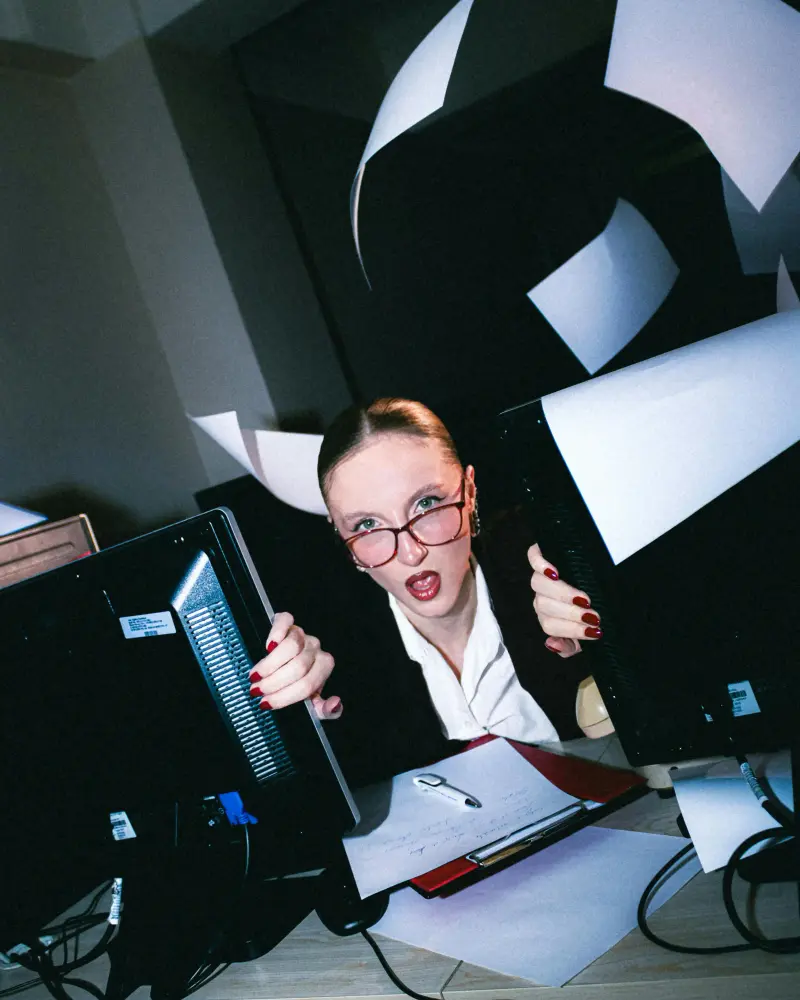 Person kaempft mit Buerokratie — Buergergeld Antrag