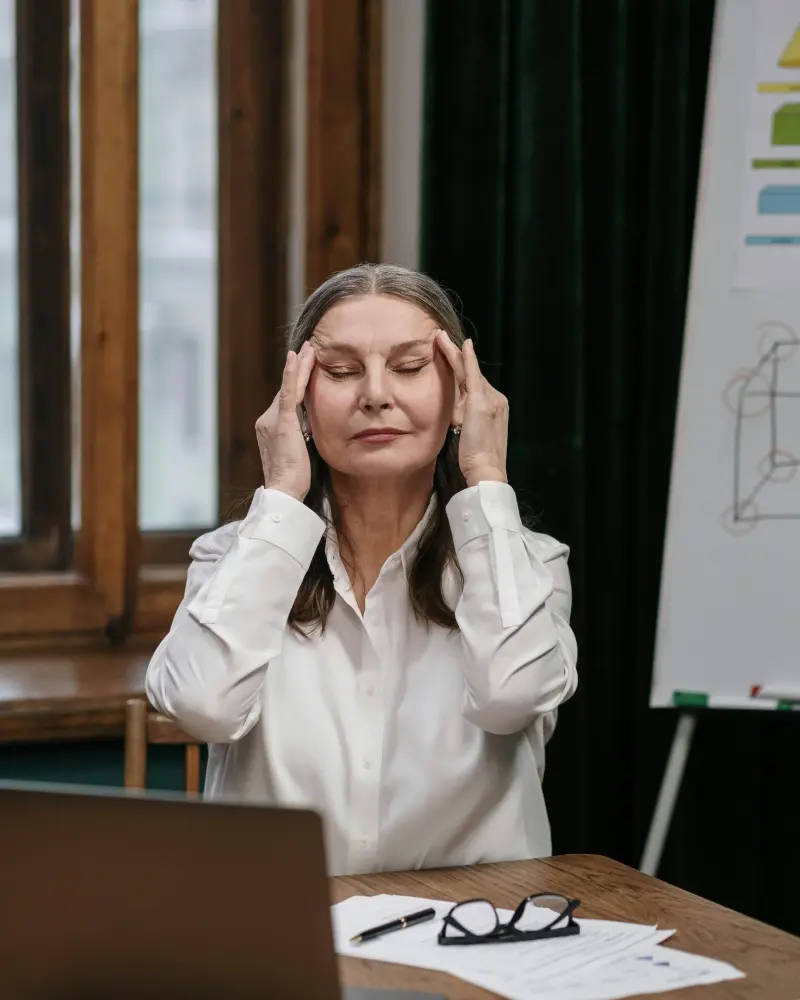 Perempuan yang sedang menghadapi masalah sewa rumah