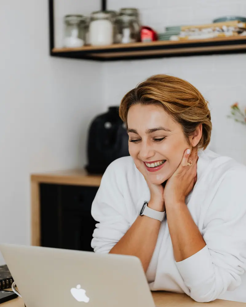 Freiberuflerin arbeitet entspannt am Laptop